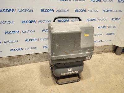 une petite machine posée sur le sol