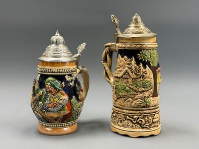 paire de chopes à bière allemandes anciennes, ornées de scènes représentant la Nativité de Jésus et de Marie