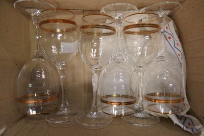 plusieurs verres à vin vides dans une boîte en carton aux bords dorés
