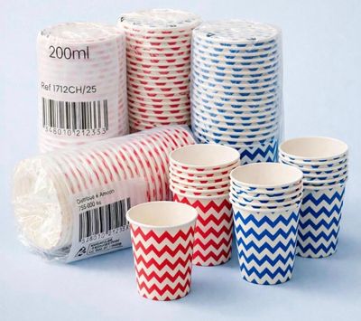de nombreuses tasses alignées sur la table
