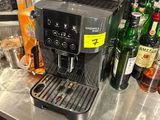 une machine à café posée sur un comptoir