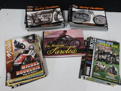 quatre couvertures de magazines de moto posées les unes à côté des autres sur une table