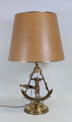une lampe posée sur une table à côté d'une lampe