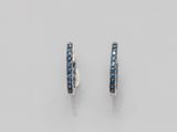 une paire de boucles d'oreilles créoles en saphir bleu et diamants