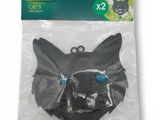 un gros plan sur un masque de chat noir aux yeux bleus