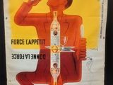 une vieille affiche représentant un homme tenant une bouteille d'alcool