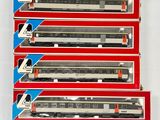 quatre wagons en forme de boîte empilés les uns sur les autres sur une surface blanche
