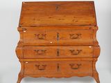 une petite commode en bois sur fond blanc