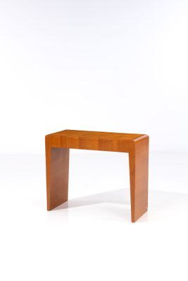 une image représentant un petit banc en bois posé sur une surface blanche