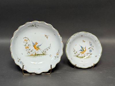 deux assiettes ornées d'oiseaux et de fleurs, posées sur une table