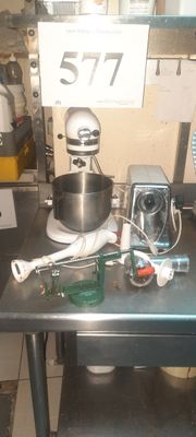 une table sur laquelle se trouvent un mixeur, un batteur et un blender