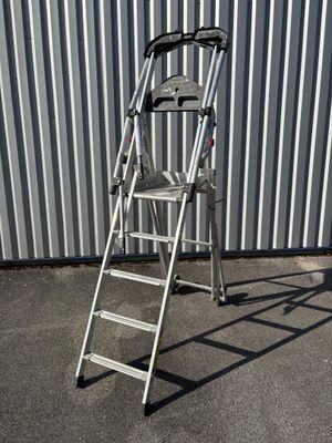 une échelle appuyée contre un mur