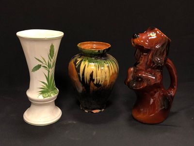trois vases posés l'un à côté de l'autre sur une table
