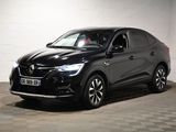 Le SUV noir est garé dans une grande pièce au sol carrelé en damier.