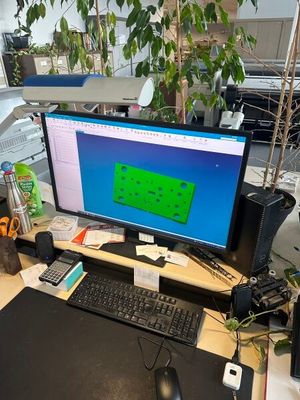 un bureau équipé d'un écran d'ordinateur et d'un clavier