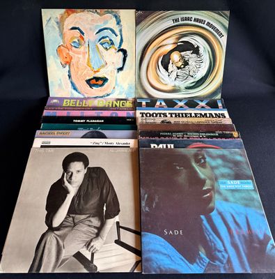 quatre disques vinyles de styles et de tailles variés sur fond noir
