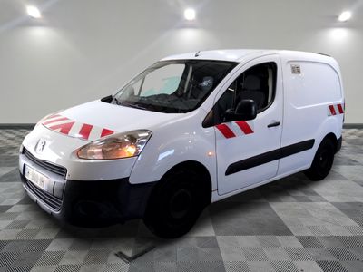 la camionnette blanche est garée sur un sol en damier dans le garage