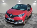 la voiture rouge est garée sur un sol en damier dans le garage