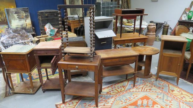 Lot de mobilier : 5 chevets, un bureau ouvrant à un tiroir, une t...