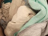 une boîte en carton remplie de nombreux vêtements