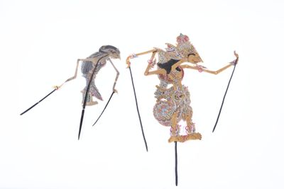 deux figurines représentant un homme et une femme à skis