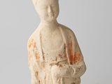 une image représentant une statue d'une femme assise sur un socle en bois