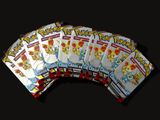 Plusieurs paquets de cartes Pokémon sont empilés les uns sur les autres