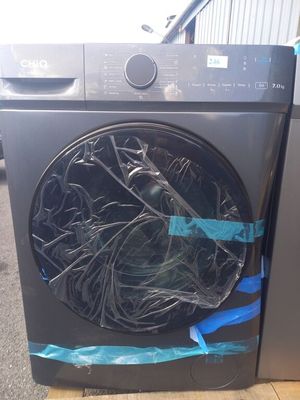une machine à laver qui a été emballée et qui est posée par terre