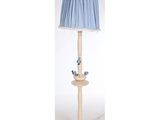 La lampe est en bois et est équipée d'un abat-jour bleu.