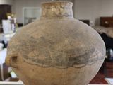 un vase posé sur une table dans une pièce