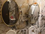 une salle de bains en marbre avec deux lavabos et un miroir