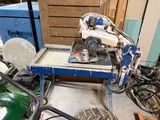 une machine posée sur une table dans un garage