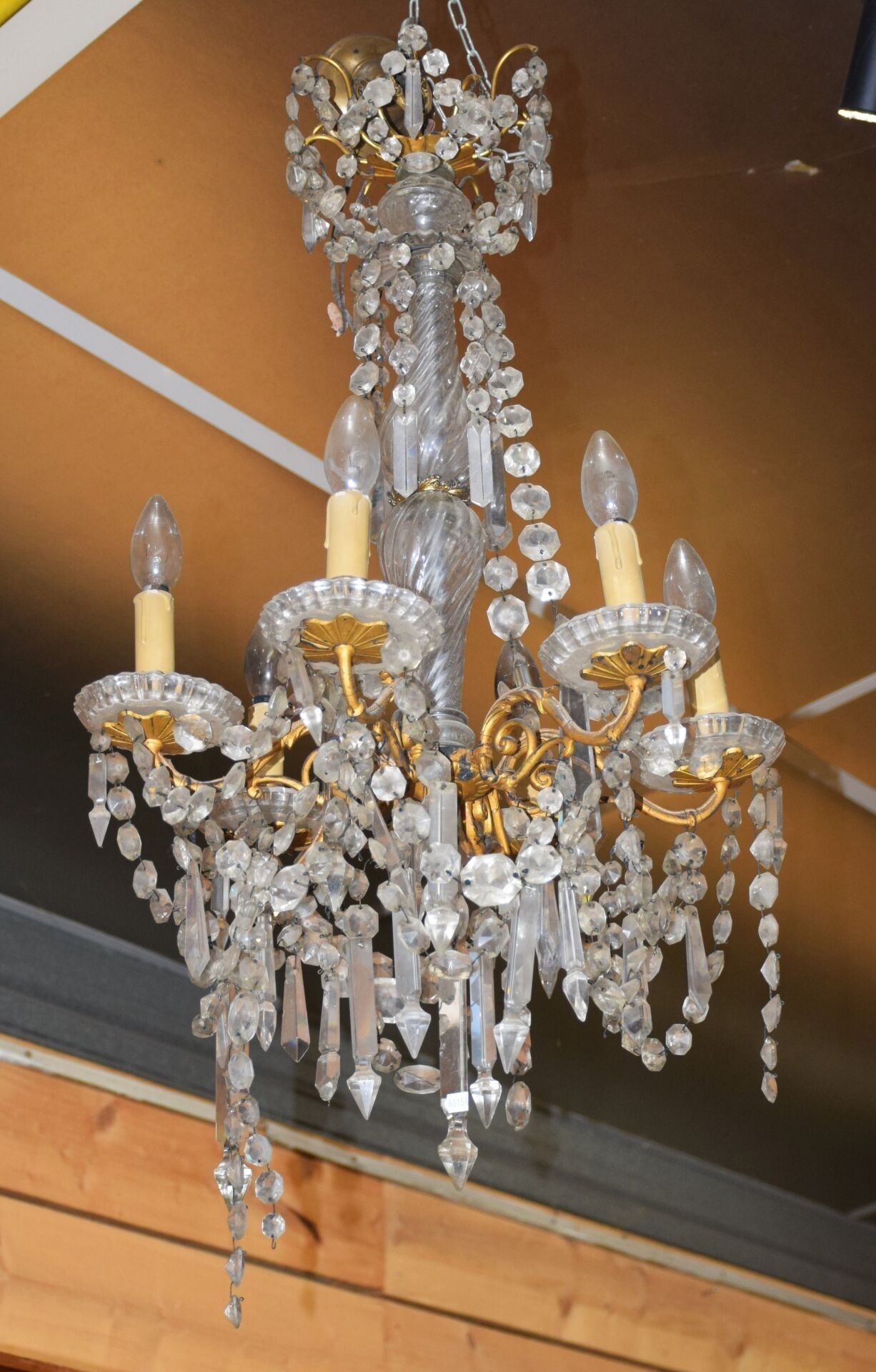 Lustre en bronze doré à fût à double balustres torsadé en cr…