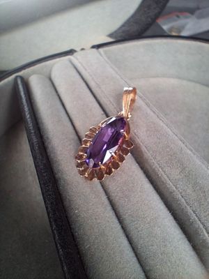 Pendentif en or jaune (750/1000e) ornée d'une pierre violett…