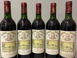 six bouteilles de vin sont alignées sur une table