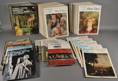 plusieurs livres sont empilés sur une table