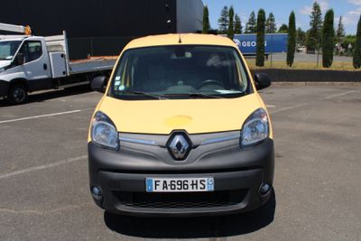 une camionnette jaune et noire garée sur un parking