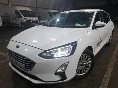 la voiture blanche est garée dans le parking à côté d'autres voitures
