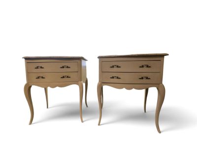 paire de tables de chevet anciennes de style français avec plateau en marbre