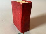 un petit livre rouge posé sur une table