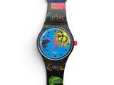 gros plan d'une montre sur une surface blanche
