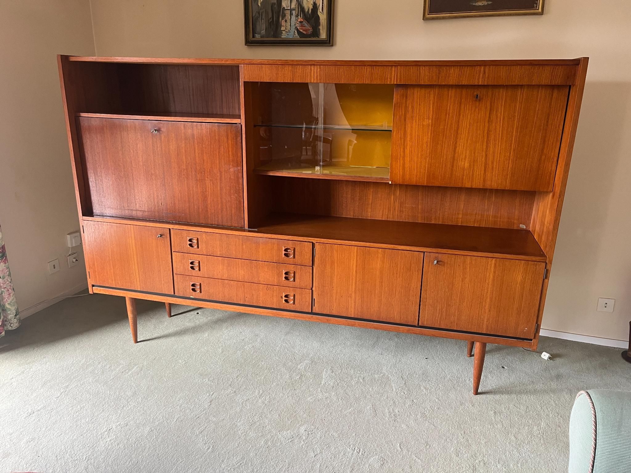 Buffet enfilade en teck et placage de palissandre ouvrant en…