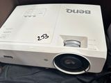 un projecteur blanc posé sur une valise