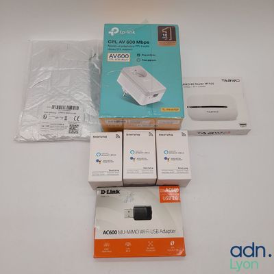 plusieurs boîtes contenant des appareils électroniques posées sur une table blanche