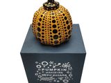sculpture en céramique représentant une citrouille posée sur un socle à base noire
