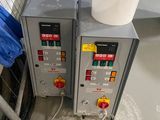 deux seaux posés sur une machine dans une usine