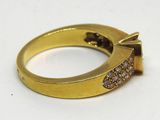 une image représentant une bague en or sertie de diamants