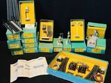 tout un tas d'objets différents qui se trouvent dans une boîte