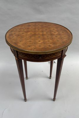 une image d'une petite table avec un plateau et des pieds en bois