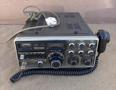 une radio posée sur une table